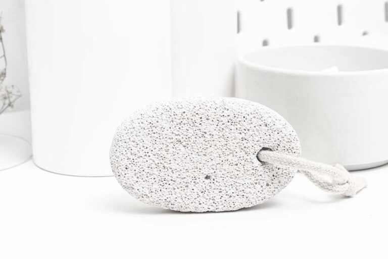 How to Clean Black Ring under Toilet Rim in 4 Easy Steps