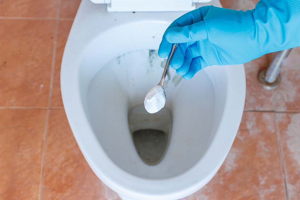 https://www.eveshousecleaning.com/wp-content/uploads/2020/11/white-vinegar-baking-soda-toilet.jpg