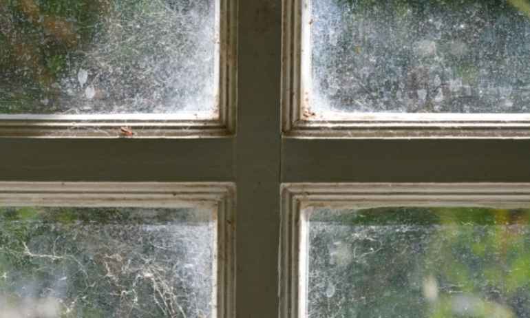 How to Remove Hard Water Stains from Glass: Use These 4 Household Products